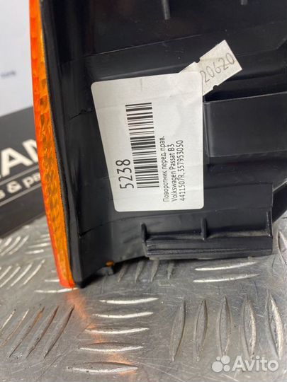 Поворотник передний правый Volkswagen Passat B3