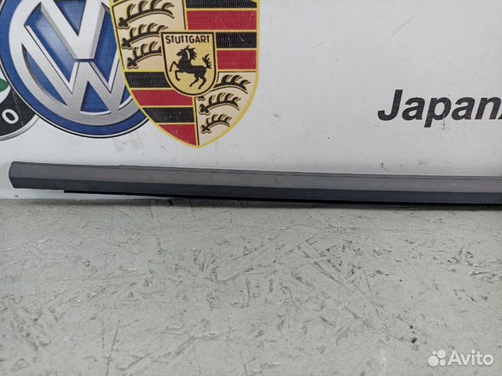 Молдинг стекла передний правый Volkswagen Golf