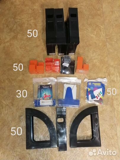 Для хранения пеналы, папки, портфели и прочее