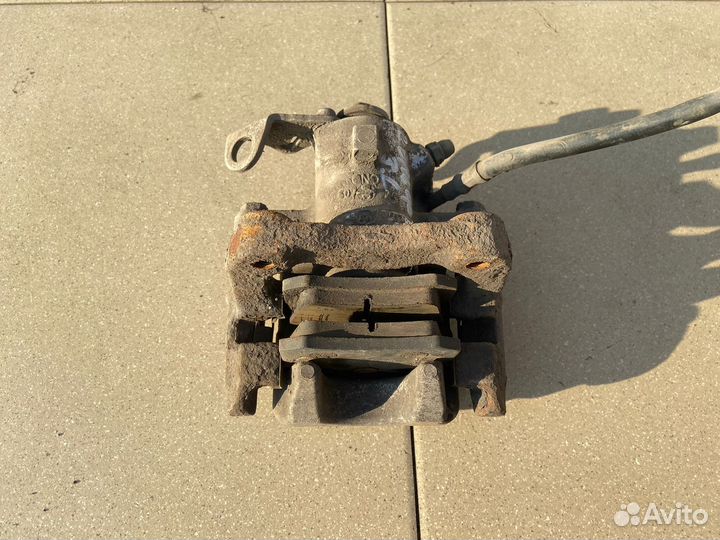 Тормозной суппорт задний левый Volkswagen Golf 4