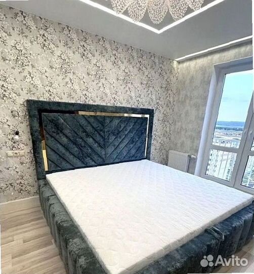 Двуспальная кровать с мягким изголовьем