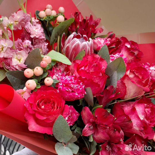 Букет с розами и протеей