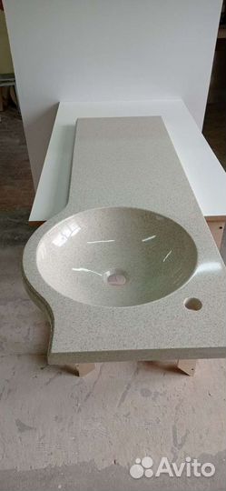 Столешница из жидкого гранита в ванную комнату