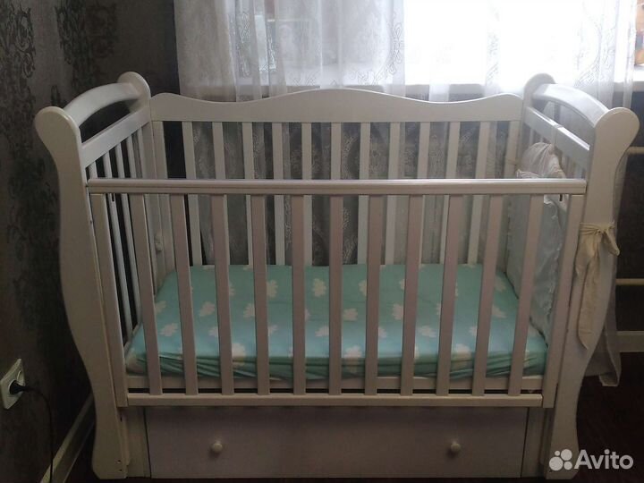 Детская кроватка с маятником