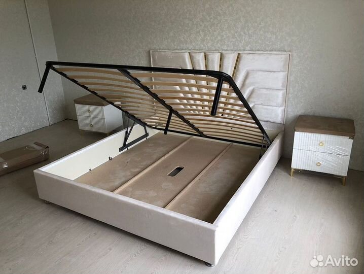 Кровать двухспальная с матрасом