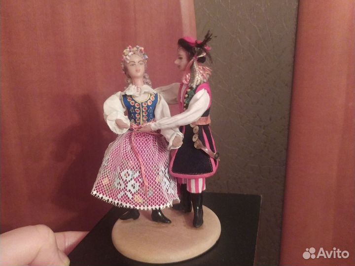 Пара двух польских кукол в танце