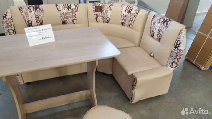 Кухонный уголок со столом и стульями