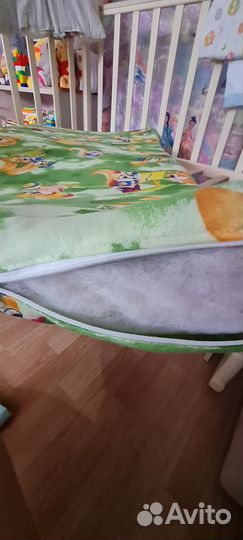 Детская кроватка с маятником