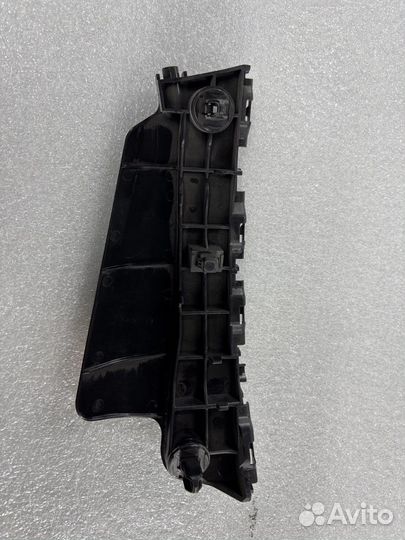 Кронштейн бампера передний левый Toyota LC 200