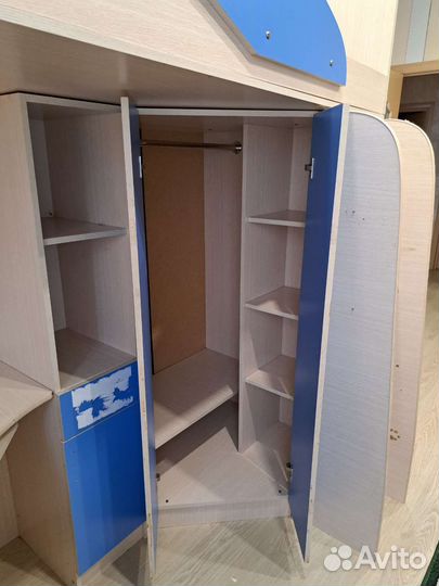 Детская кровать со столом и шкафом