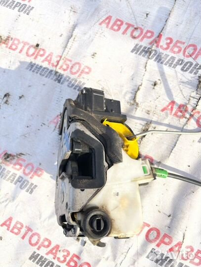 Замок двери задний левый Opel Astra J