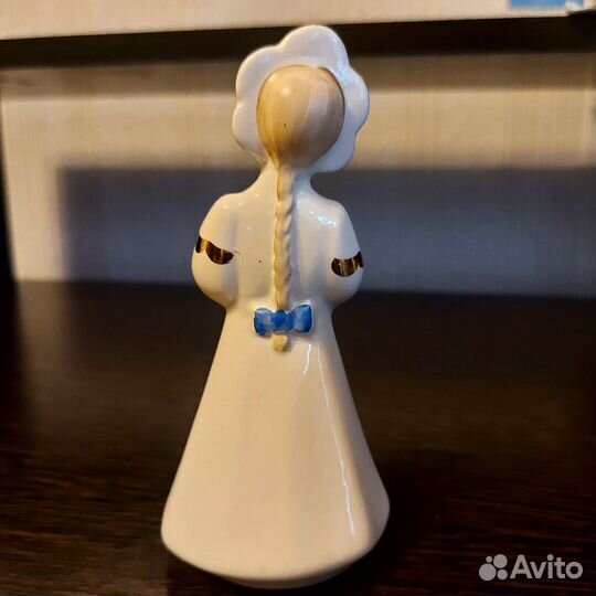 Фарфоровая статуэтка