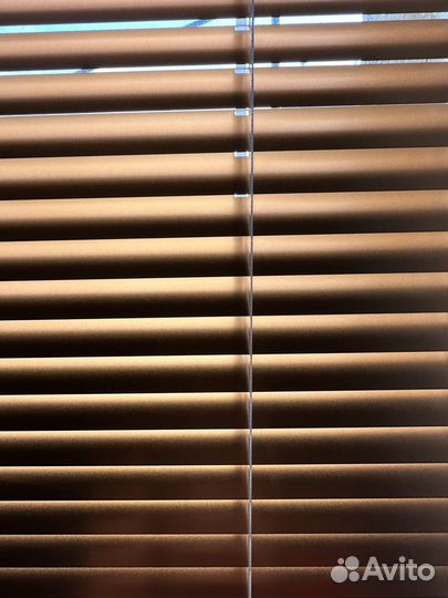 Жалюзи металлик на окно с верхней фрамугой