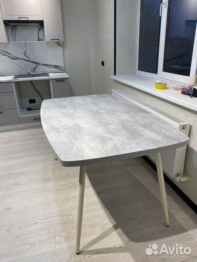 Кухонный стол