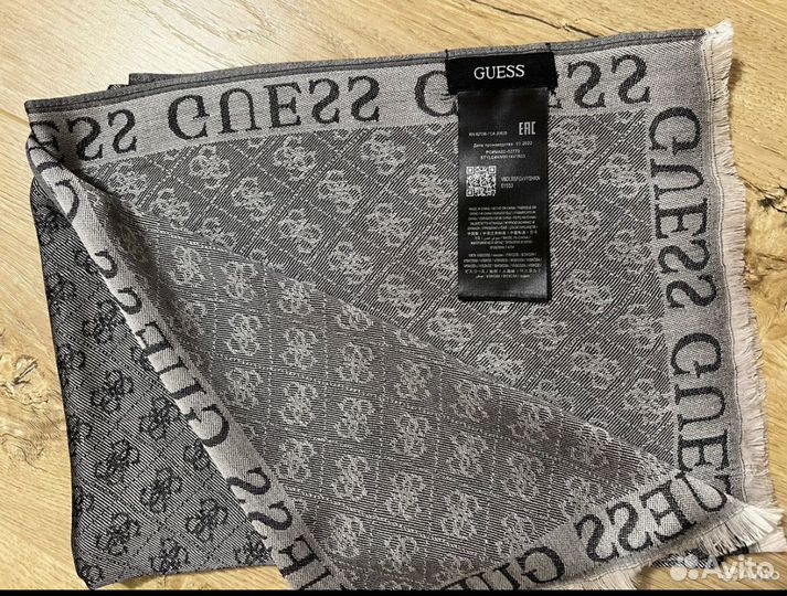 Палантин Guess