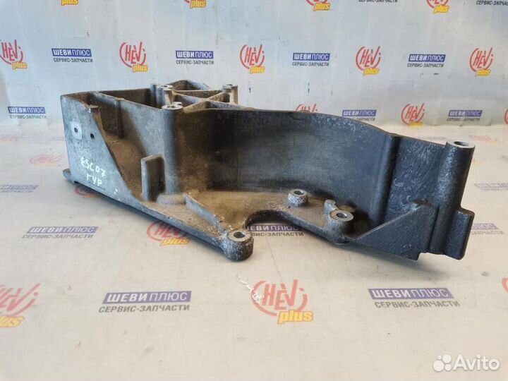 Кронштейн насоса Cadillac Escalade