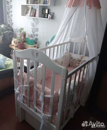 Детская кроватка с маятником белая