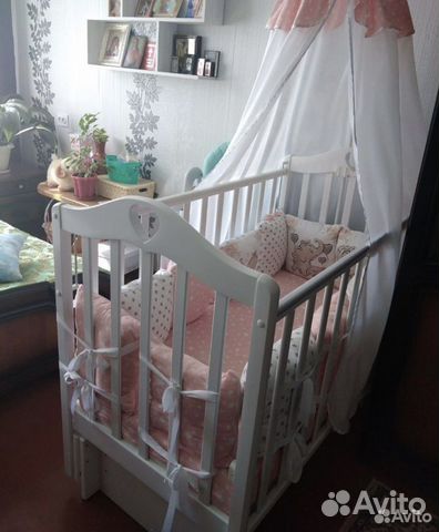 Детская кроватка с маятником белая