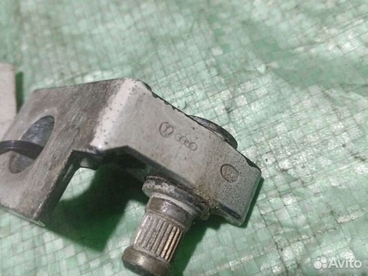 Петля двери правая Volkswagen Passat B3