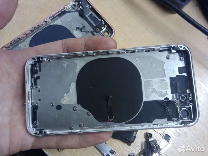 На iPhone 8 корпус,нижний шлейф,камера,акб,вибро