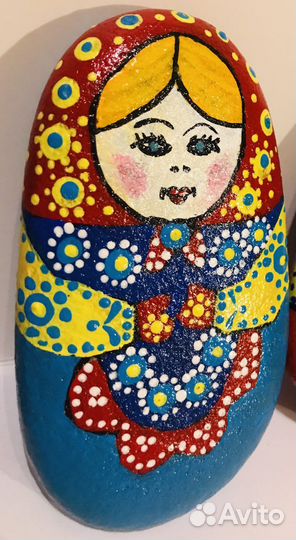 Матрешка на морском камне