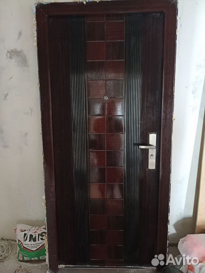Дверь входная металлическая б/у