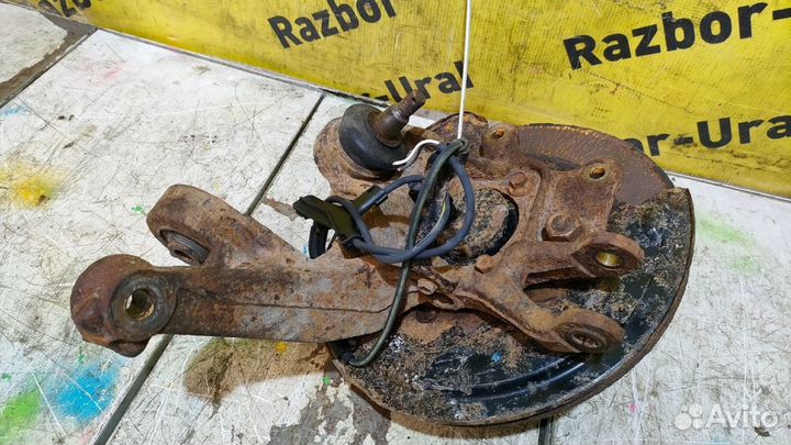 Кулак задний правый Тойота Авенсис