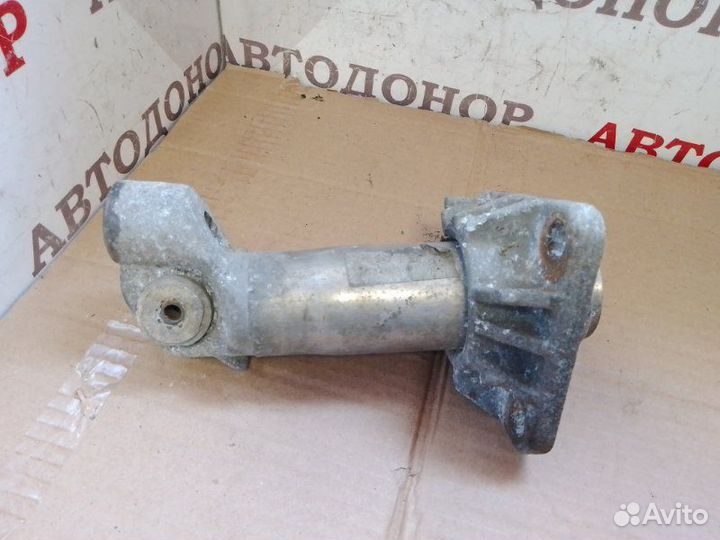 Кронштейн усилителя бампера передний левый Audi A4