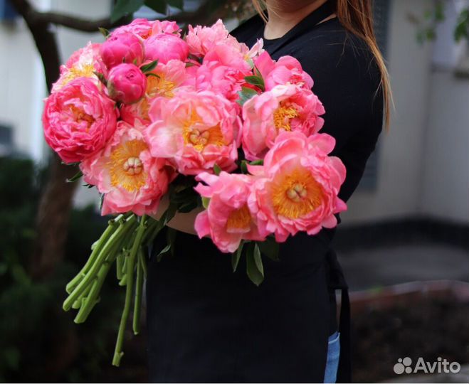 Букеты с кустовыми розами, лилиями и эвкалиптом