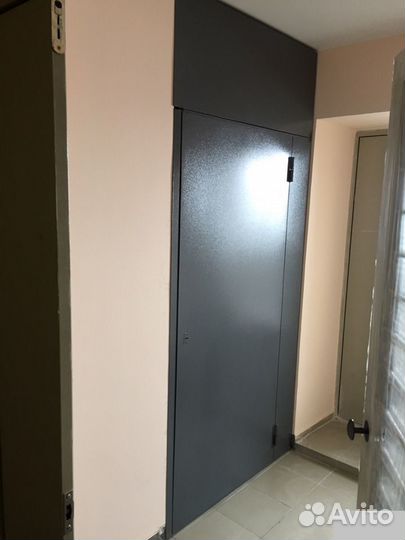 Перегородка-кладовка металлическая с дверью