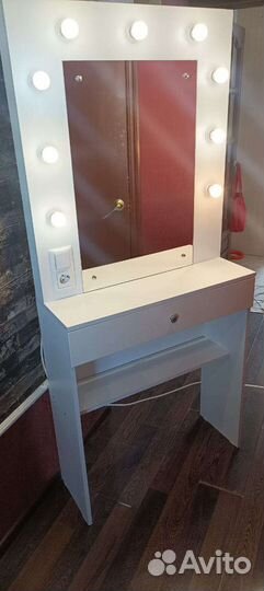 Гримерное зеркало с лампочками