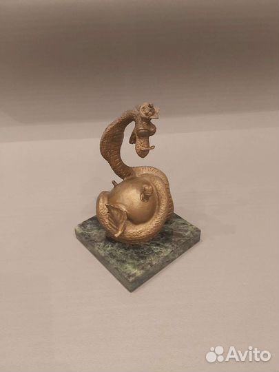 Статуэтка бронзовая змея с яблоком