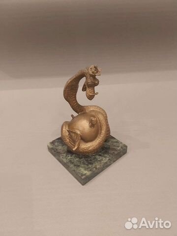 Статуэтка бронзовая змея с яблоком