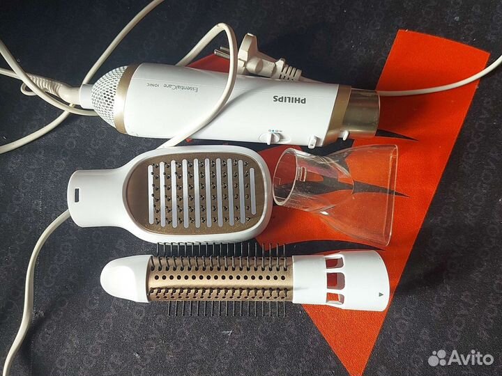 Фен Philips HP8663 Essential care с насадками