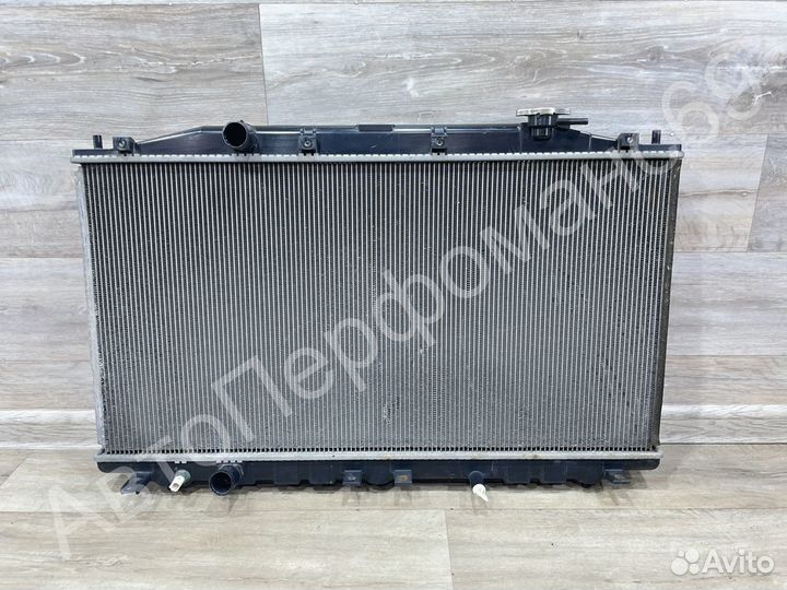Радиатор охлаждения двигателя Honda Accord 8