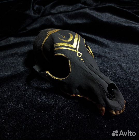 Череп с росписью