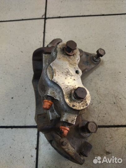 Суппорт передний правый Chevrolet Niva