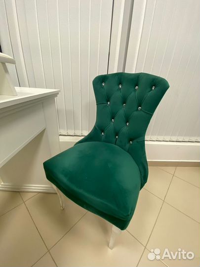 Маникюрный стол и 2 стула