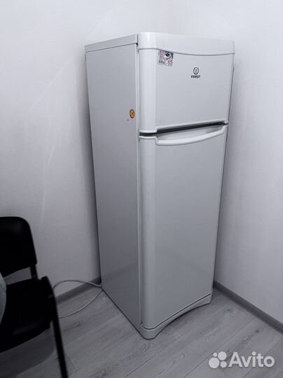 Холодильник indesit