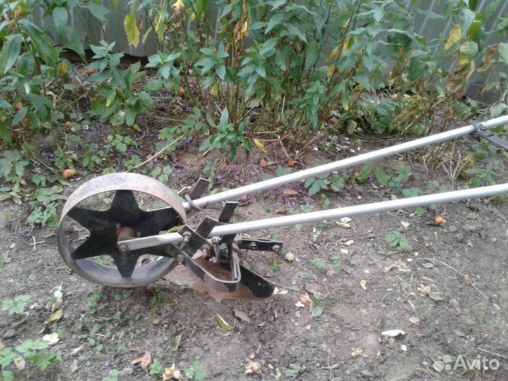 Плуг окучник ручной