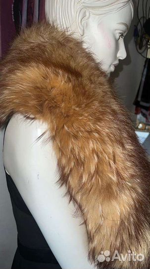 Воротник из перьевой енотовидной лисы