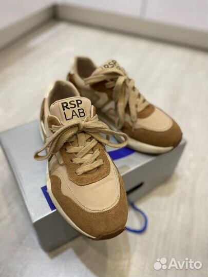 Кроссовки женские