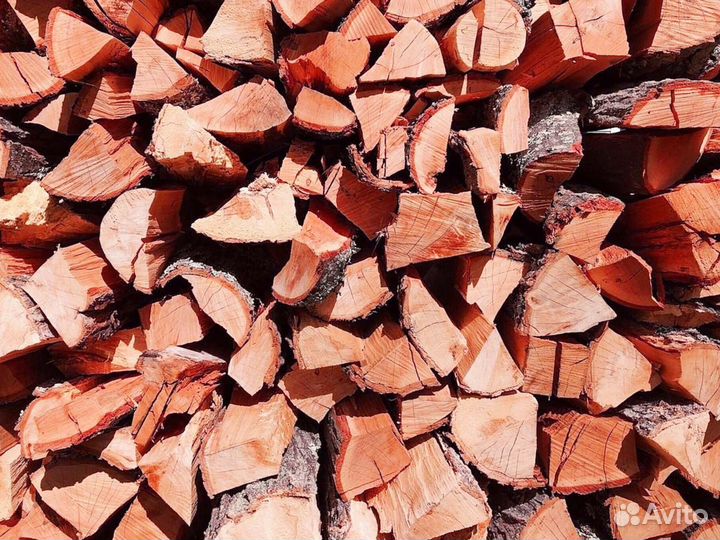 Колотые дрова для печи навалом