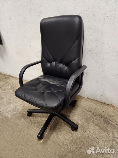 Кожаное кресло руководителя