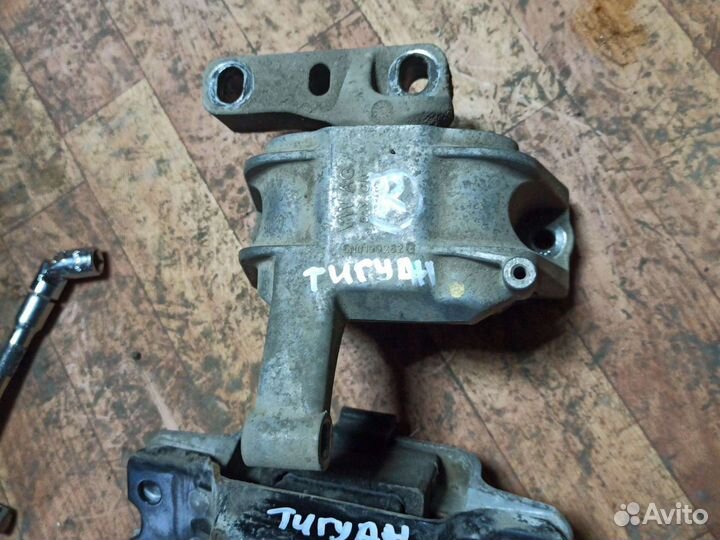 Фольксваген Тигуан 1 кронштейн двс