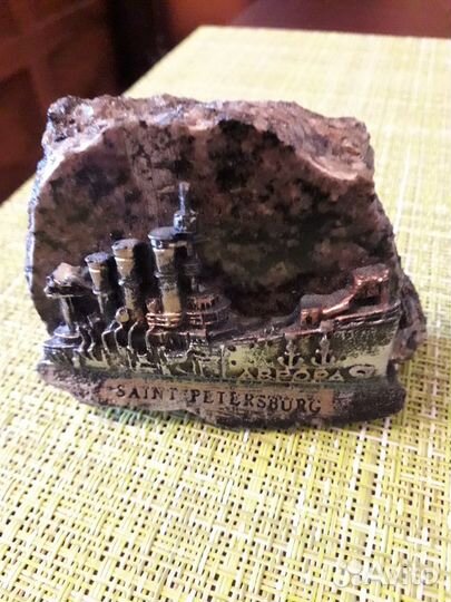 Сувенир из С.- Петербурга из крапчатого гранита
