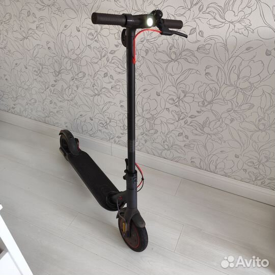 Электросамокат Xiaomi Mi Electric Scooter Pro