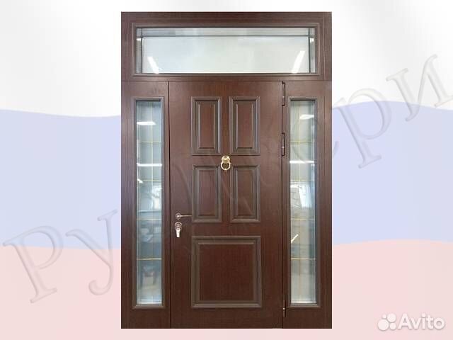 Парадная металлическая дверь со стеклом и фрамугой