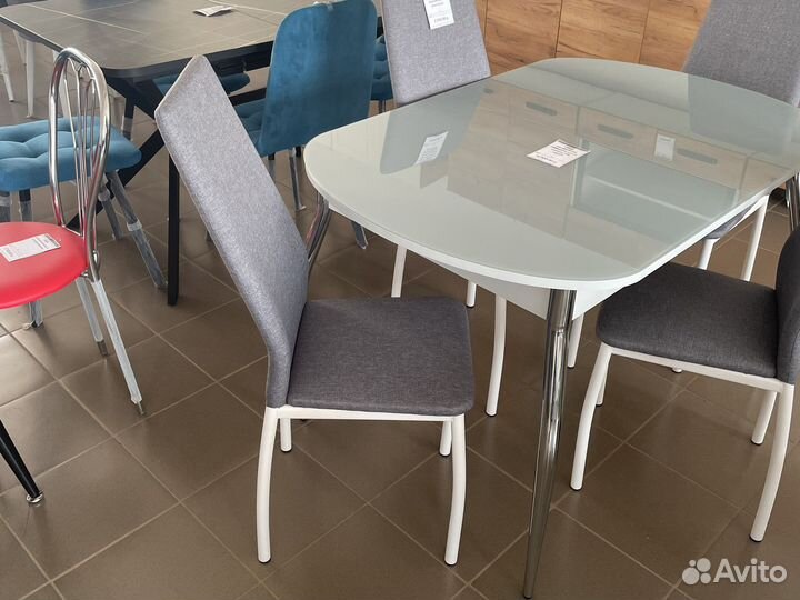 Стол и стулья