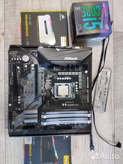 Материнская плата с процессором и памятью